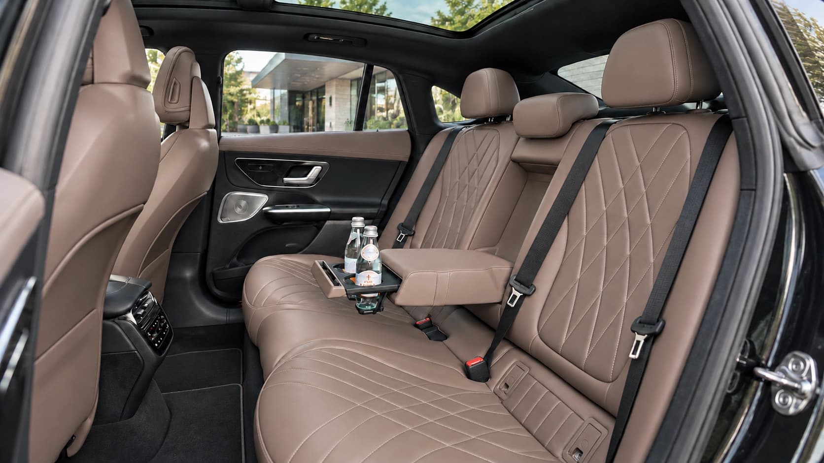 Zadné kožené sedadlá Mercedes-Benz EQE s lakťovou opierkou a vodou pre cestujúcich – ilustračný záber podľa nášho vozidla.