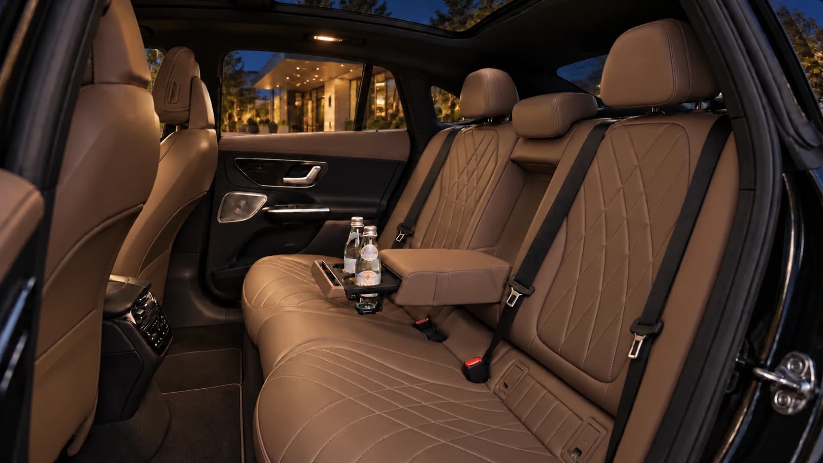 Zadné kožené sedadlá Mercedes-Benz EQE s lakťovou opierkou a vodou pre cestujúcich – ilustračný záber podľa nášho vozidla.